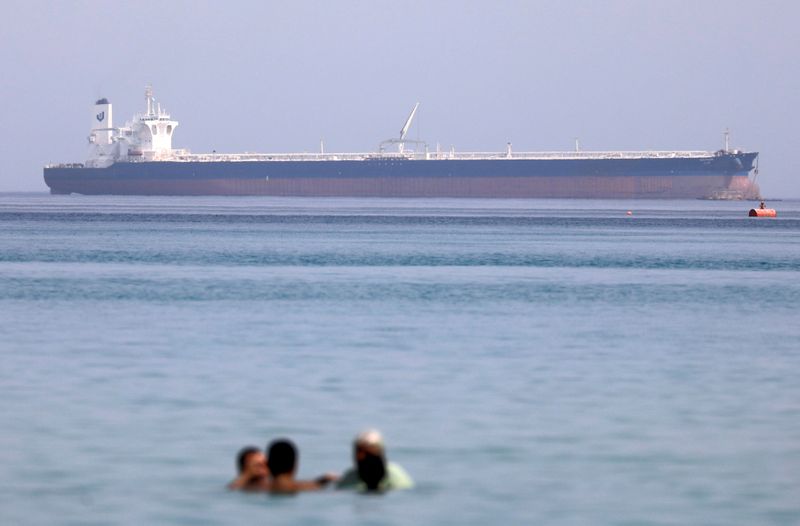 © Reuters. FILE PHOTO: A tanker crosses the Gulf of Suez towards the Red Sea before entering the Suez Canal, in El Ain El Sokhna