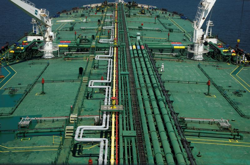 &copy; Reuters. FILE PHOTO: Pipelines run down the deck of Hin Leong&apos;s Pu Tuo San VLCC supertanker in the waters off Jurong Island in Singapore
