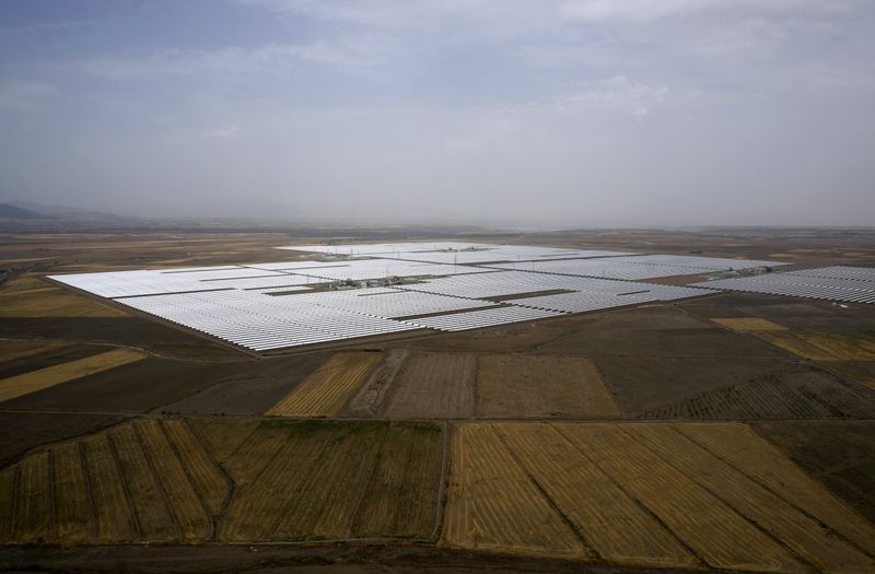 &copy; Reuters. FOTO DE ARCHIVO: Vista aérea de la planta solar Andasol cerca de Guadix