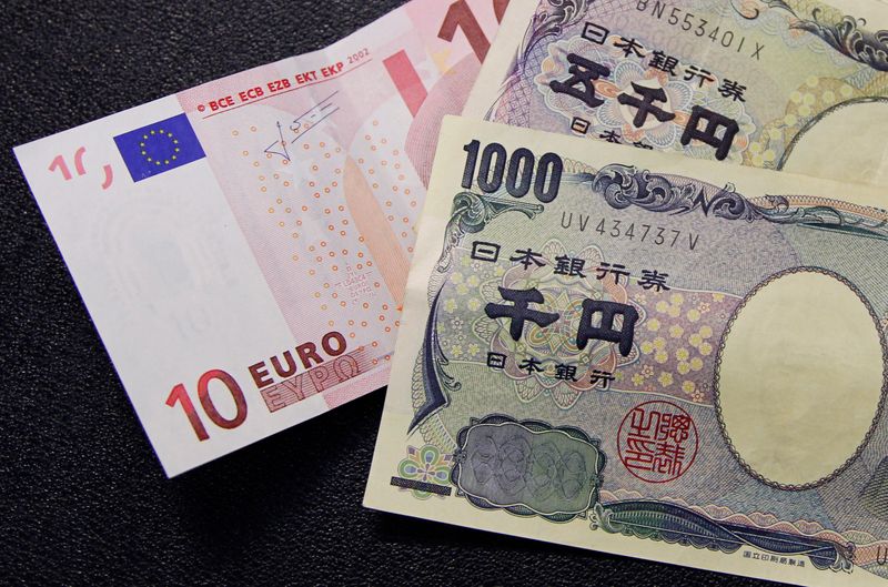 &copy; Reuters. Photo illustration of 10 euro note next to Japanese yen notes in Brussels