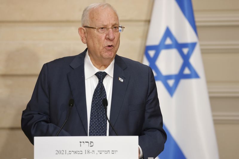 &copy; Reuters. FILE PHOTO: French President Macron and Israeli President Rivlin attend a joint news conference in Paris