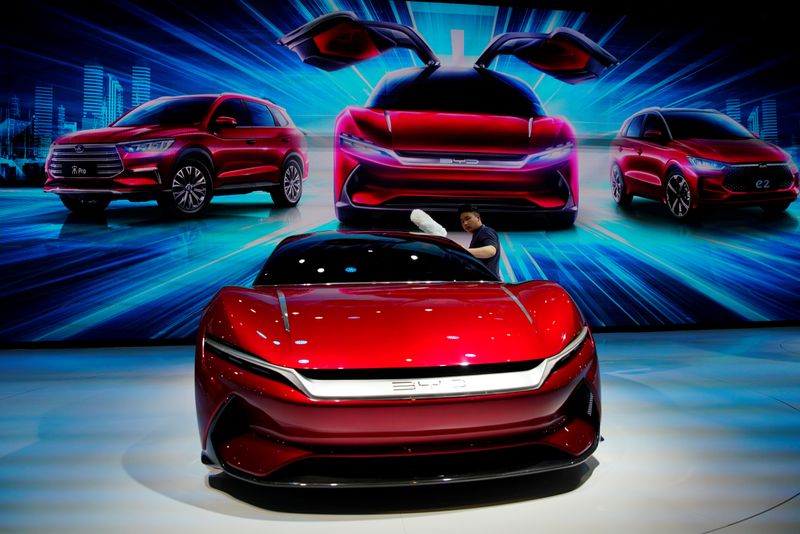 &copy; Reuters. FILE PHOTO: Man cleans a BYD e-SEED GT concept EV during the media day for the Shanghai auto show in Shanghai