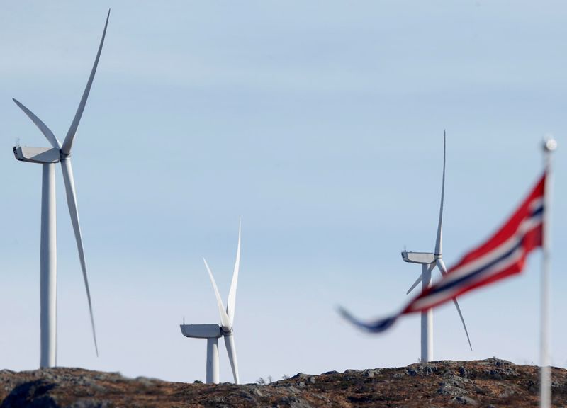 &copy; Reuters. FOTO DE ARCHIVO: Aerogeneradores en el parque eólico Midtfjellet en Fitjar