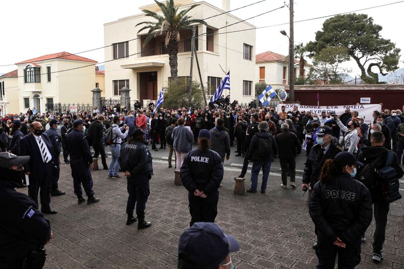 © Reuters. Protest during the visit of European Commissioner for Home Affairs Johansson on the island of Lesbos