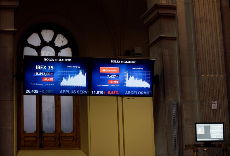 &copy; Reuters. FOTO DE ARCHIVO: Pantallas con datos de cotización en la Bolsa de Madrid