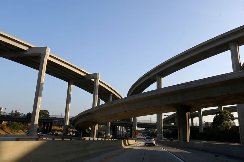 © Reuters. FILE PHOTO: Car travels in carpool lane in Los Angeles, California