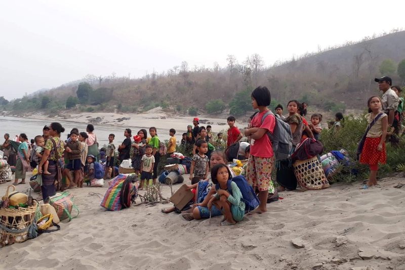 © Reuters. تايلاند تنفي إجبار لاجئين فارين من ضربات جوية بميانمار على العودة