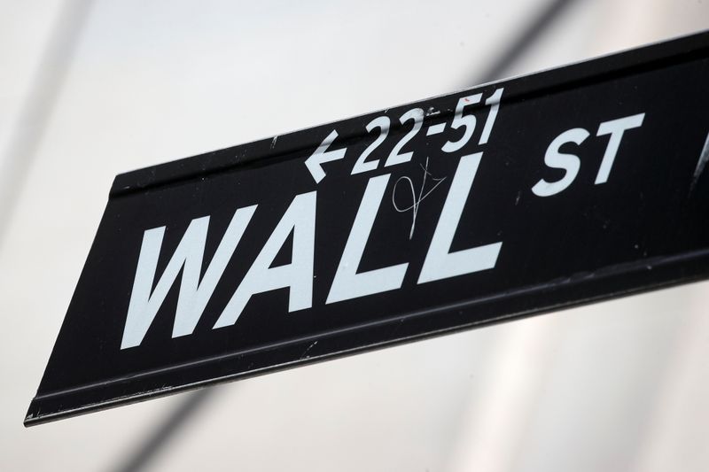 &copy; Reuters. Placa de Wall Street é vista próxima do prédio da Bolsa de Nova York