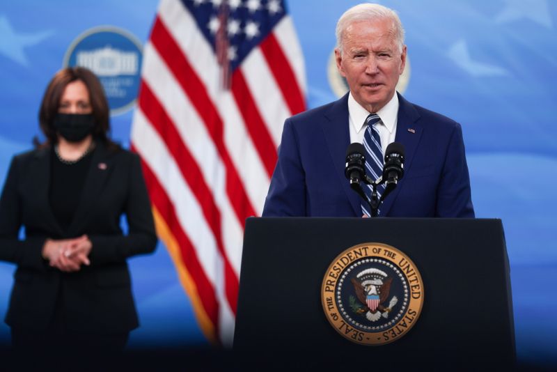 © Reuters. U.S. President Biden delivers remarks after a meeting with his COVID-19 Response Team at the White House campus in Washington