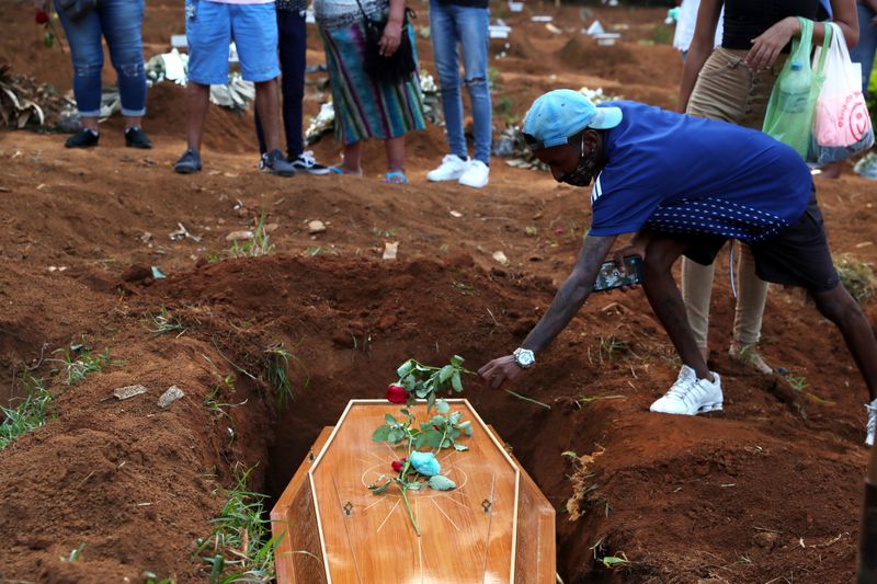 &copy; Reuters. Enterro de vítima da Covid-19 no cemitério da Vila Formosa, em São Paulo (SP)