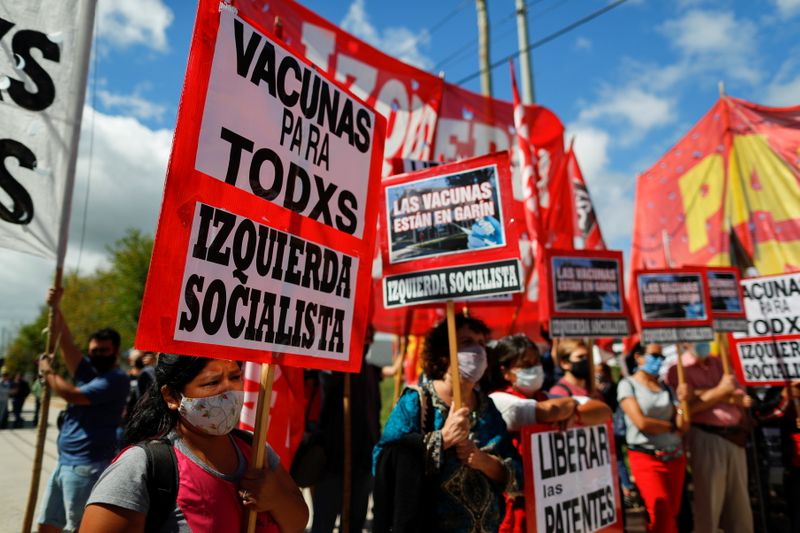 &copy; Reuters. Grupo argentino faz protesto por vacina