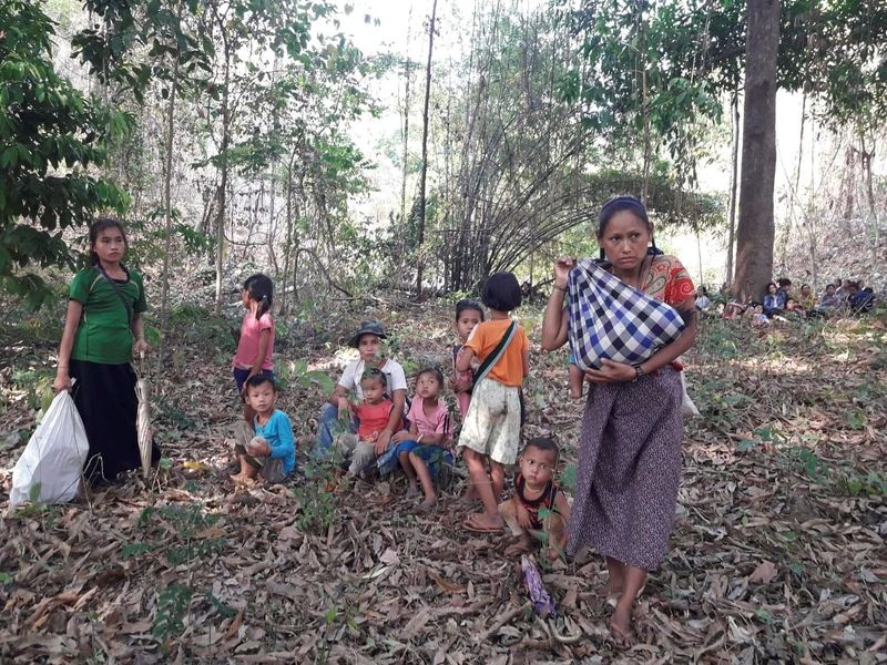 &copy; Reuters. Escaping villagers from the Karen State are pictured in an unidentified location