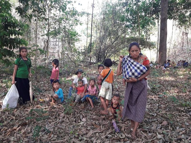 © Reuters. Escaping villagers from the Karen State are pictured in an unidentified location