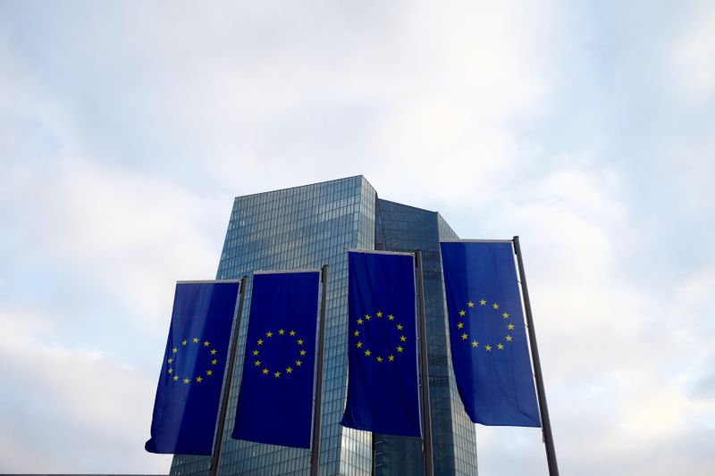 © Reuters. Banderas de la Unión Europea (UE) ondean frente a la sede del Banco Central Europeo (BCE) en Fráncfort