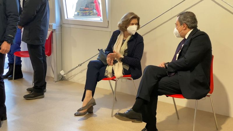 &copy; Reuters. Il presidente del Consiglio, Mario Draghi, e la moglie, Maria Serenella Cappello, parlano in una sala d&apos;attesa in seguito alla somministrazione del vaccino contro il Covid-19 di Astrazeneca presso l&apos;hub vaccinale di Roma Termini