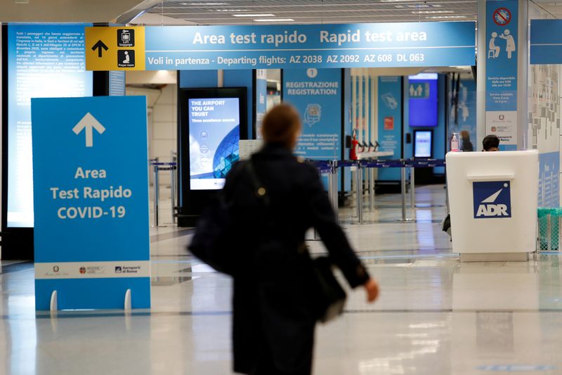 &copy; Reuters. Un persona fotografata nei pressi dell&apos;area test per il Covid-19 presso l&apos;aeroporto di Fiumicino