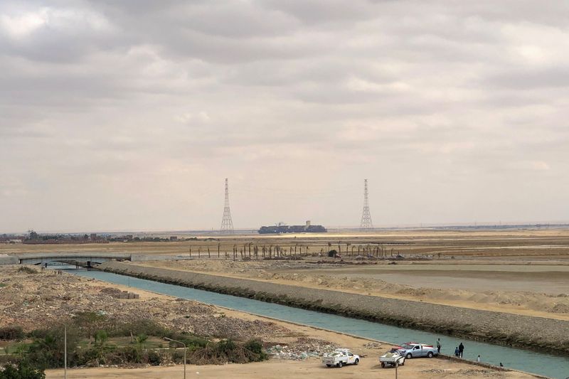 &copy; Reuters. التلفزيون المصري: أكثر من 100 سفينة عبرت قناة السويس بعد استئناف الملاحة