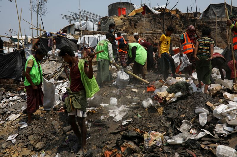 &copy; Reuters. The Wider Image: &apos;Can&apos;t take this pain&apos;: Rohingya mother searches for son after refugee camp blaze