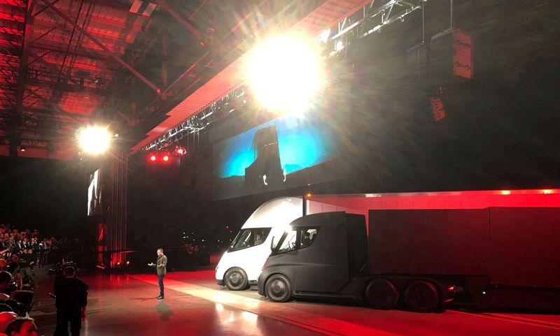 © Reuters. FILE PHOTO: Tesla CEO Musk shows off the Tesla Semi during an presentation in Hawthorne