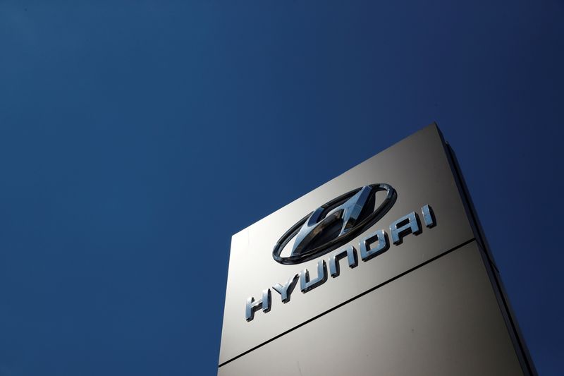 &copy; Reuters. Logo Hyundai Motor fuori davanti a una concessionaria a Bletchley, Milton Keynes, Gran Bretagna