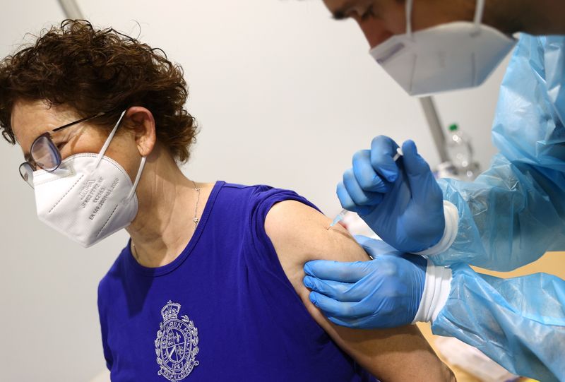 &copy; Reuters. FOTO DE ARCHIVO: Una mujer recibe la vacuna COVID-19 de AstraZeneca en Hagen, Alemania