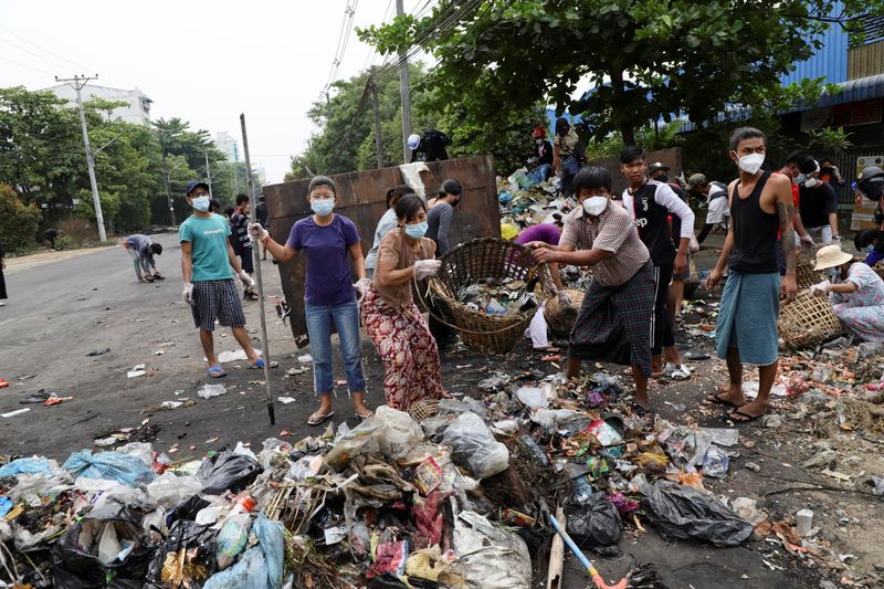 &copy; Reuters. متظاهرو ميانمار يكدسون القمامة في الشوارع احتجاجا وعدد القتلى يتجاوز 500