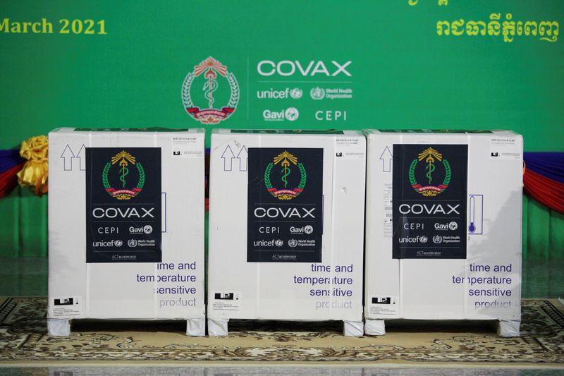 &copy; Reuters. Imagen de archivo. Contenedores de vacunas COVID-19 de Oxford/AstraZeneca, Aeropuerto Internacional Phnom Penh