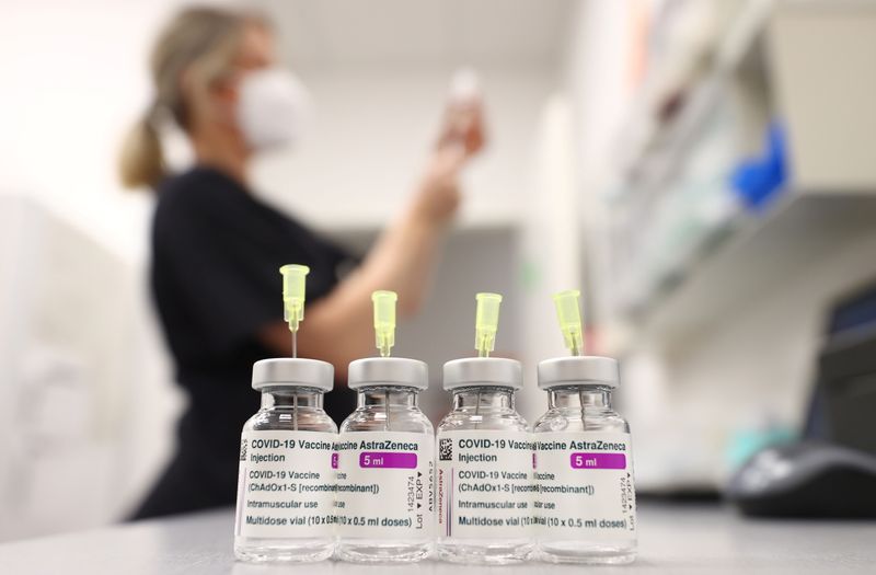 &copy; Reuters. Profissional de saúde prepara doses da vacina da AstraZeneca contra Covid-19 para aplicação em Maintal, na Alemanha