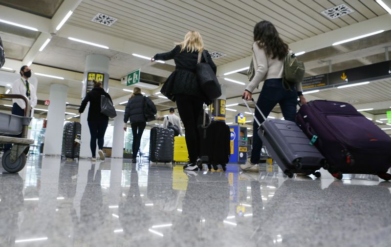 &copy; Reuters. Turistas procedentes de Alemania en el aeropuerto de Palma de Mallorca durante la pandemia de coronavirus (COVID-19)