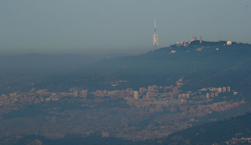 &copy; Reuters. Contaminación y nubes sobre el cielo de Barcelona