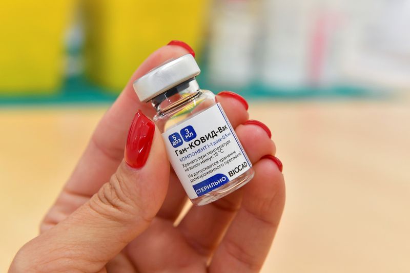 &copy; Reuters. FILE PHOTO: People receive Sputnik COVID-19 vaccine in San Marino