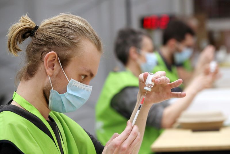 &copy; Reuters. FOTO DE ARCHIVO: Trabajadores sanitarios preparan dosis de la vacuna de Oxford y AstraZeneca contra la COVID-19 en un centro de vacunación de Amberes