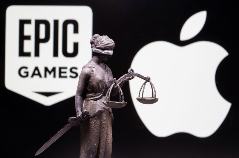 &copy; Reuters. Imagen de archivo ilustrativa de una figura de la Dama de la Justicia hecha en una impresora 3D puesta frente a proyecciones de los logos de Apple y Epic Games