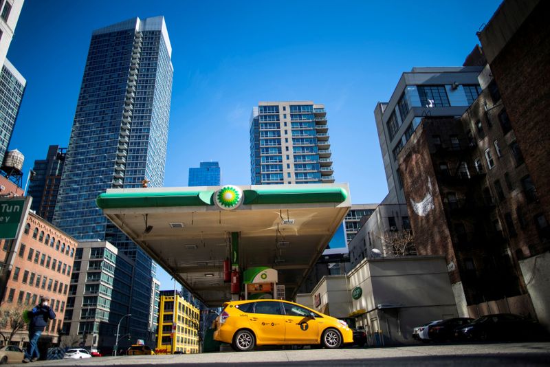 &copy; Reuters. FILE PHOTO: Taxis are seen at a gas station in New York