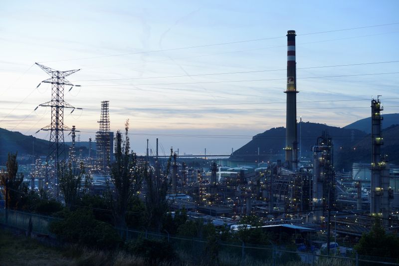 &copy; Reuters. FOTO DE ARCHIVO: Vista general de la refinería de Petronor en Muskiz