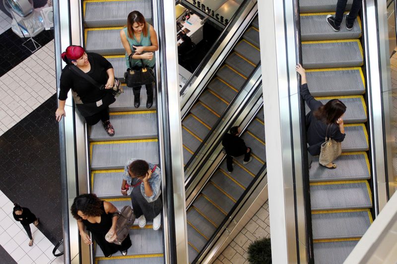 &copy; Reuters. FILE PHOTO: Shoppers ride escalators at the Beverly Center mall in Los Angeles