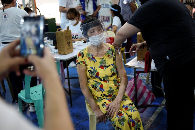 &copy; Reuters. Vacinação contra Covid-19 em Manila