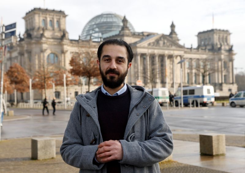 &copy; Reuters. لاجئ سوري يتراجع عن مسعاه لدخول البرلمان الألماني بعد تهديدات عنصرية