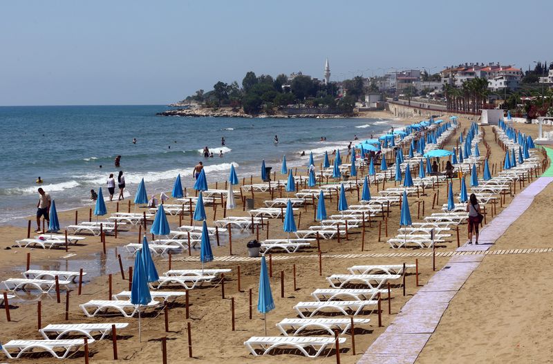 &copy; Reuters. FILE PHOTO: Sunbeds are aligned respecting social distancing on the Yemis Kumu beach near Mersin
