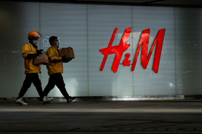&copy; Reuters. FILE PHOTO: People walk past an H&amp;M store in a shopping area in Beijing