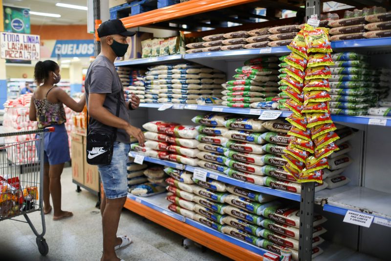 &copy; Reuters. FILE PHOTO: Bags of rice are seen displayed at a supermarket in Rio de Janeiro