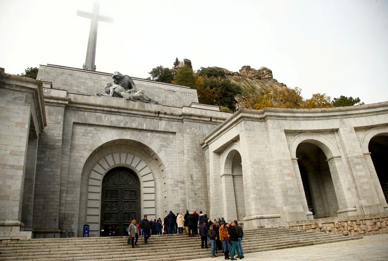 &copy; Reuters. FOTO DE ARCHIVO: un grupo de simpatizantes del dictador español Francisco Franco en el Valle de los Caídos