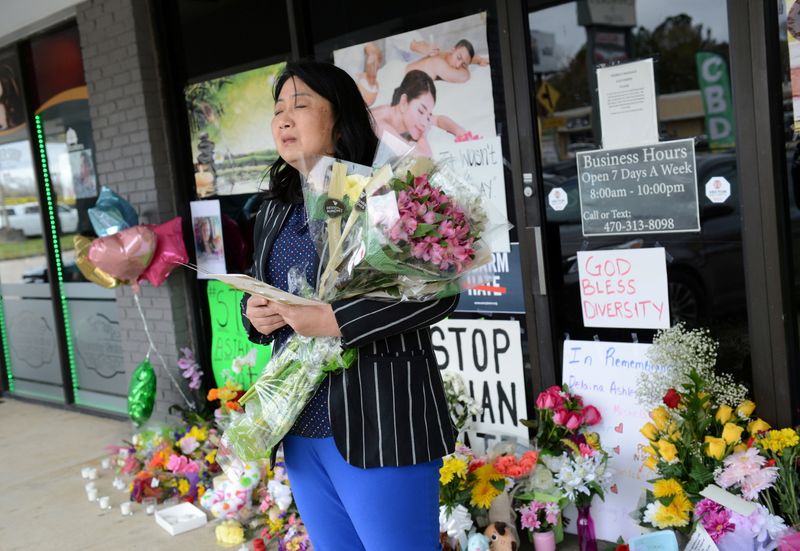 &copy; Reuters. Ashley Zhang lleva flores en recuerdo de las víctimas de un tiroteo en Acworth, Georgia, EEUU. 19 de marzo de 2021. Zhang era amiga de Xiaojie Tan, la dueña del SPA. REUTERS/Bita Honarvar