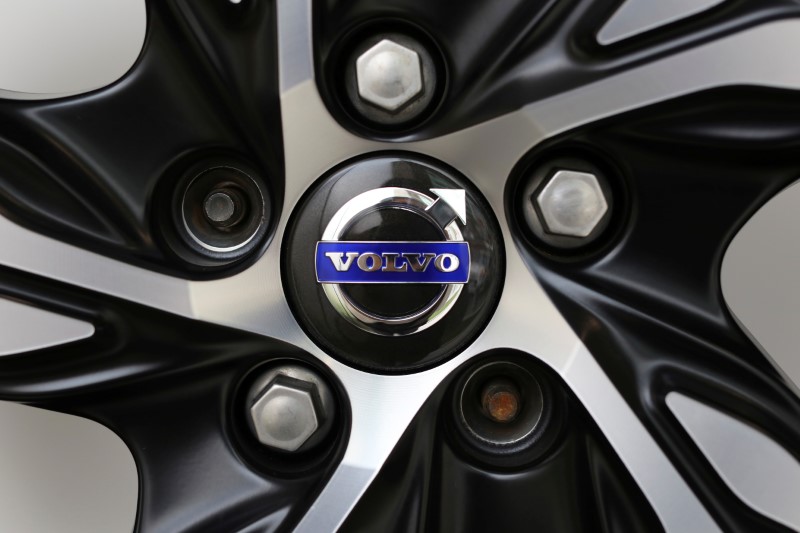 © Reuters. A Volvo logo is seen on a rim displayed at a Volvo showroom in Mexico City