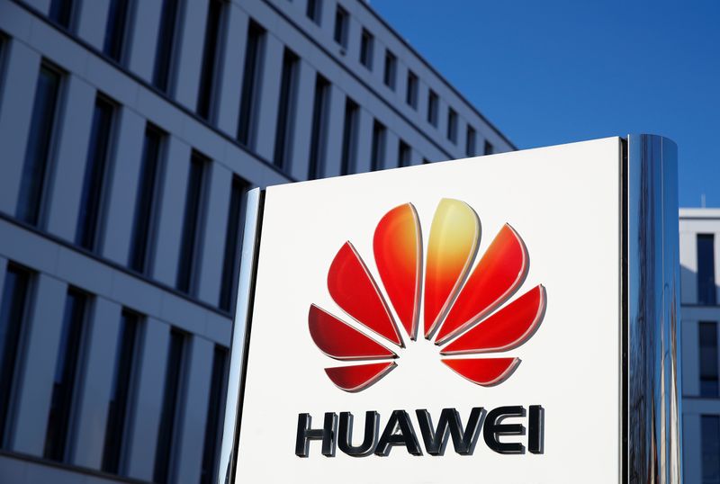 © Reuters. The logo of Huawei Technologies is pictured in front of the German headquarters of the Chinese telecommunications giant in Duesseldorf
