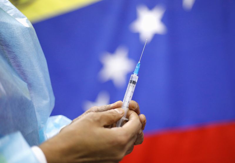 &copy; Reuters. FILE PHOTO: A Venezuelan health worker prepares to vaccinate a colleague with Russia&apos;s Sputnik V vaccine against the coronavirus disease (COVID-19), at a hospital, in Caracas