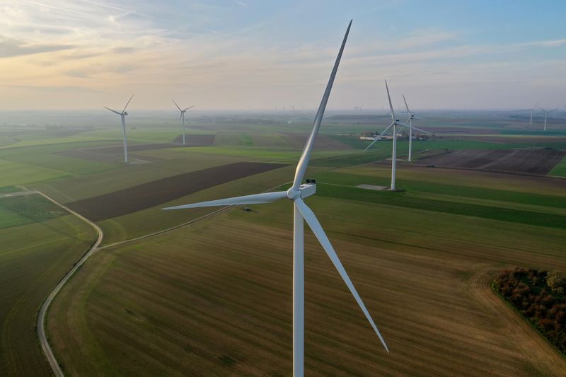 &copy; Reuters. FILE PHOTO: An aerial view shows power-generating windmill turbines in a wind farm in Graincourt-les-havrincourt