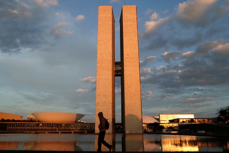 &copy; Reuters. Homem caminha perto do prédio do Congresso Nacional em Brasília