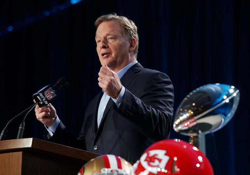 &copy; Reuters. FILE PHOTO: NFL: Super Bowl LIV-Commissioner Roger Goodell Press Conference