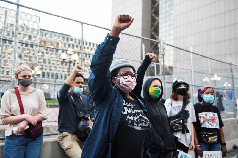 &copy; Reuters. Manifestantes marcham durante julgamento de ex-policial Derek Chauvin